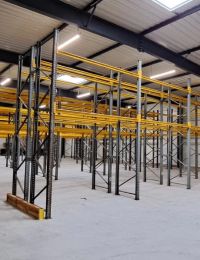 entrepot avec racks à palettes